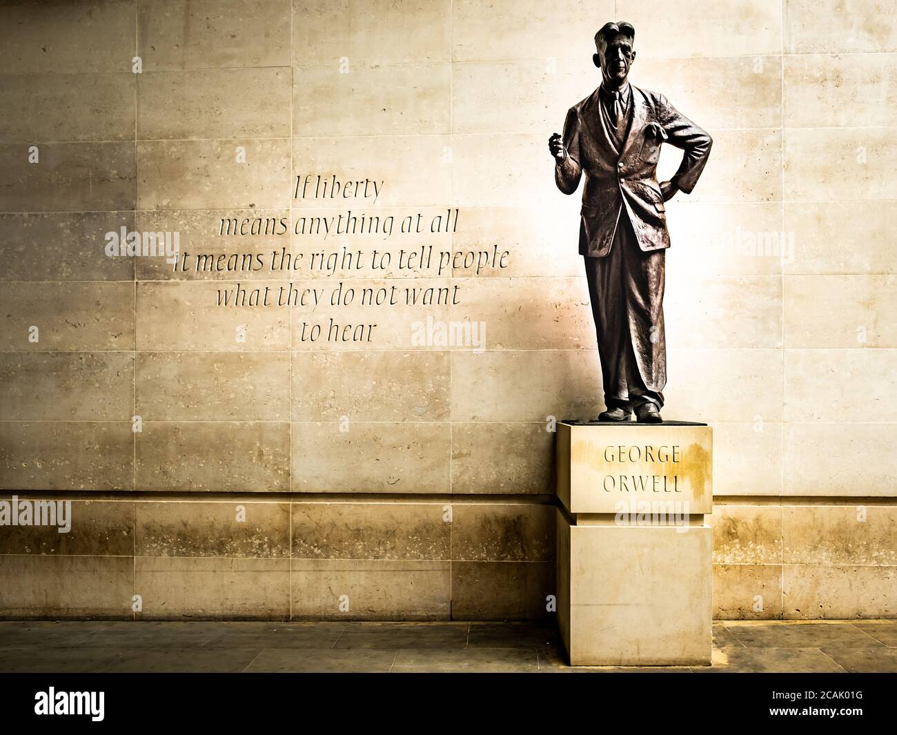 Londres- estatua de George Orwell por el escultor británico Martin Jennings en el edificio de la BBC Broadcasting House Foto de stock