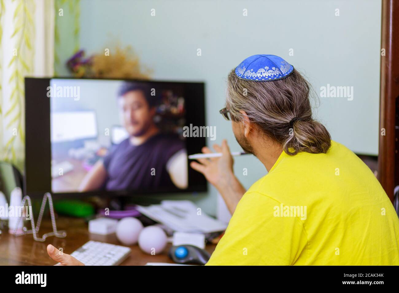 Vista posterior del hombre judío de negocios hablando de venta informe en videoconferencia reunión de trabajo en línea en videollamada, aislamiento social con el trabajo desde casa Foto de stock