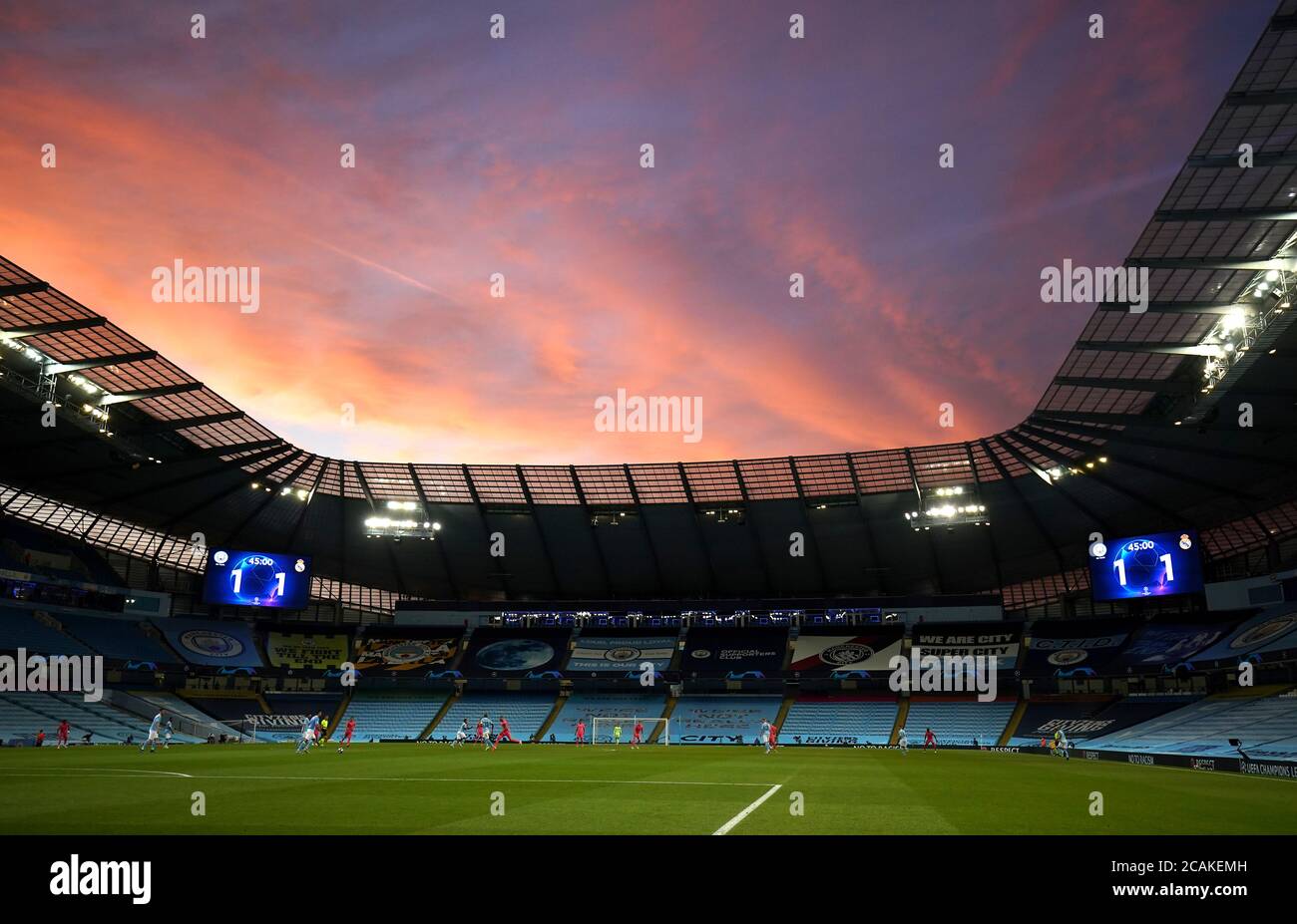 Vista general del estadio durante la Liga de Campeones de la UEFA, ronda de 16, partido de segunda pierna en el Etihad Stadium, Manchester. Foto de stock