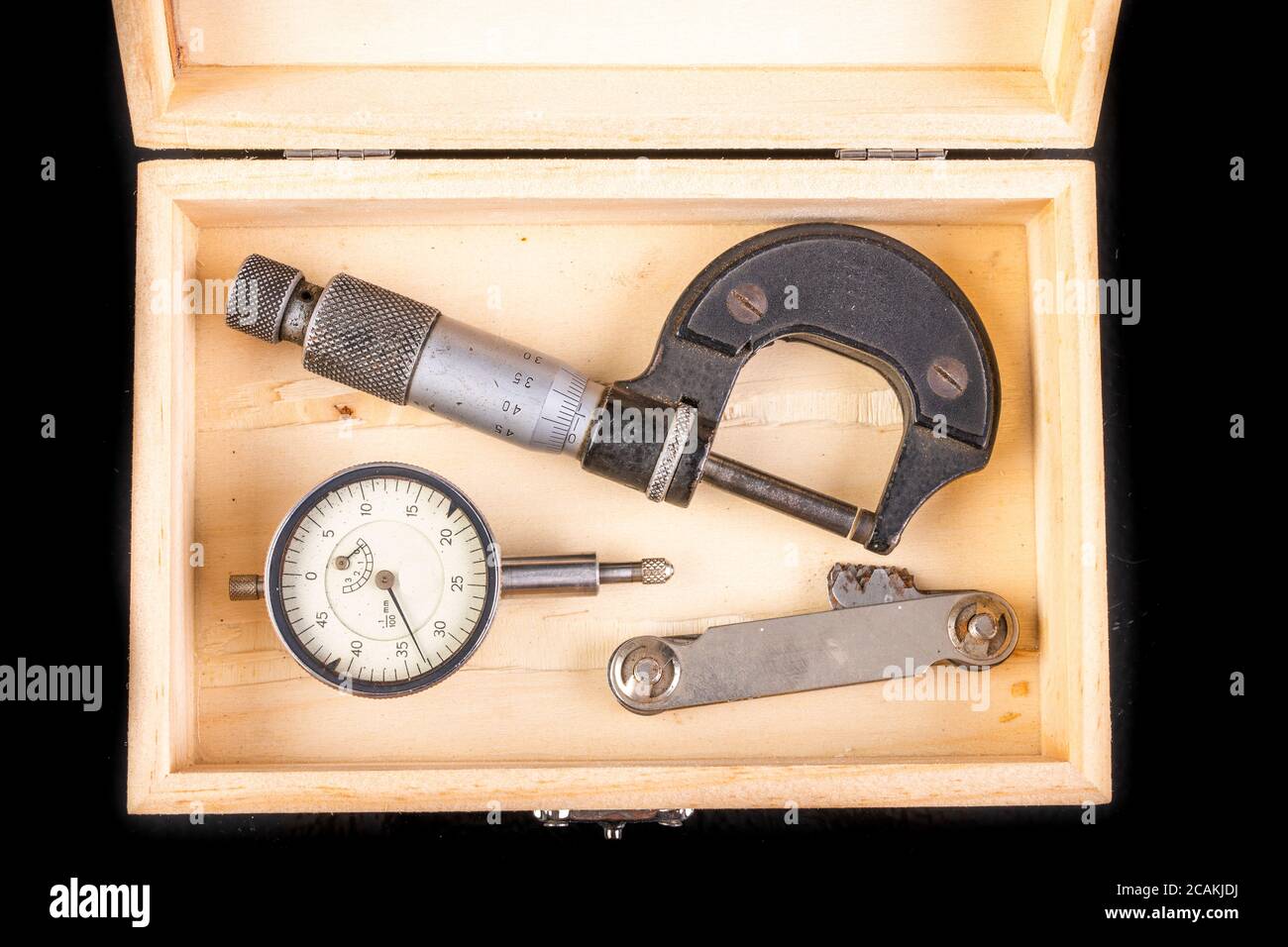 Herramientas de medición en una caja de madera. Accesorios para marcadores  y controladores de calidad. Fondo oscuro Fotografía de stock - Alamy