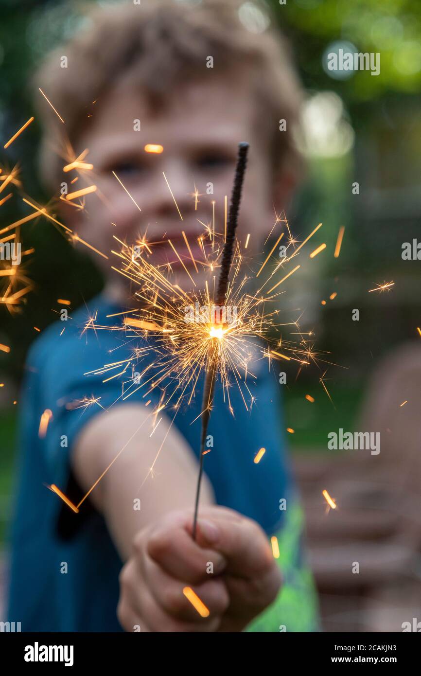 Denver, Colorado - Adam Hjermstad Jr., de seis años, tiene un sparkler para celebrar el día de la Independencia. Foto de stock