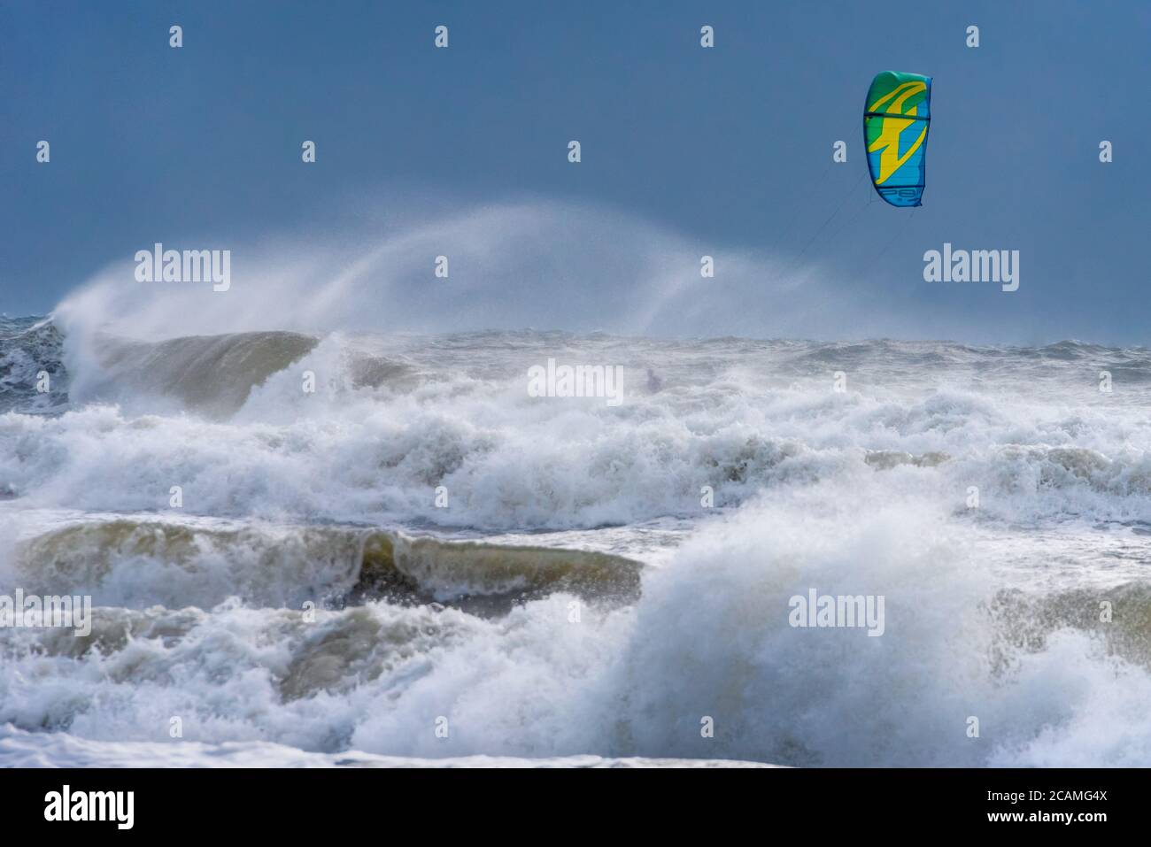 Kiteboarder Charles Curry capitalizando en vientos fuertes y grandes olas como la tormenta tropical Isaias pasó Jacksonville Beach, Florida en su camino hacia la costa. Foto de stock