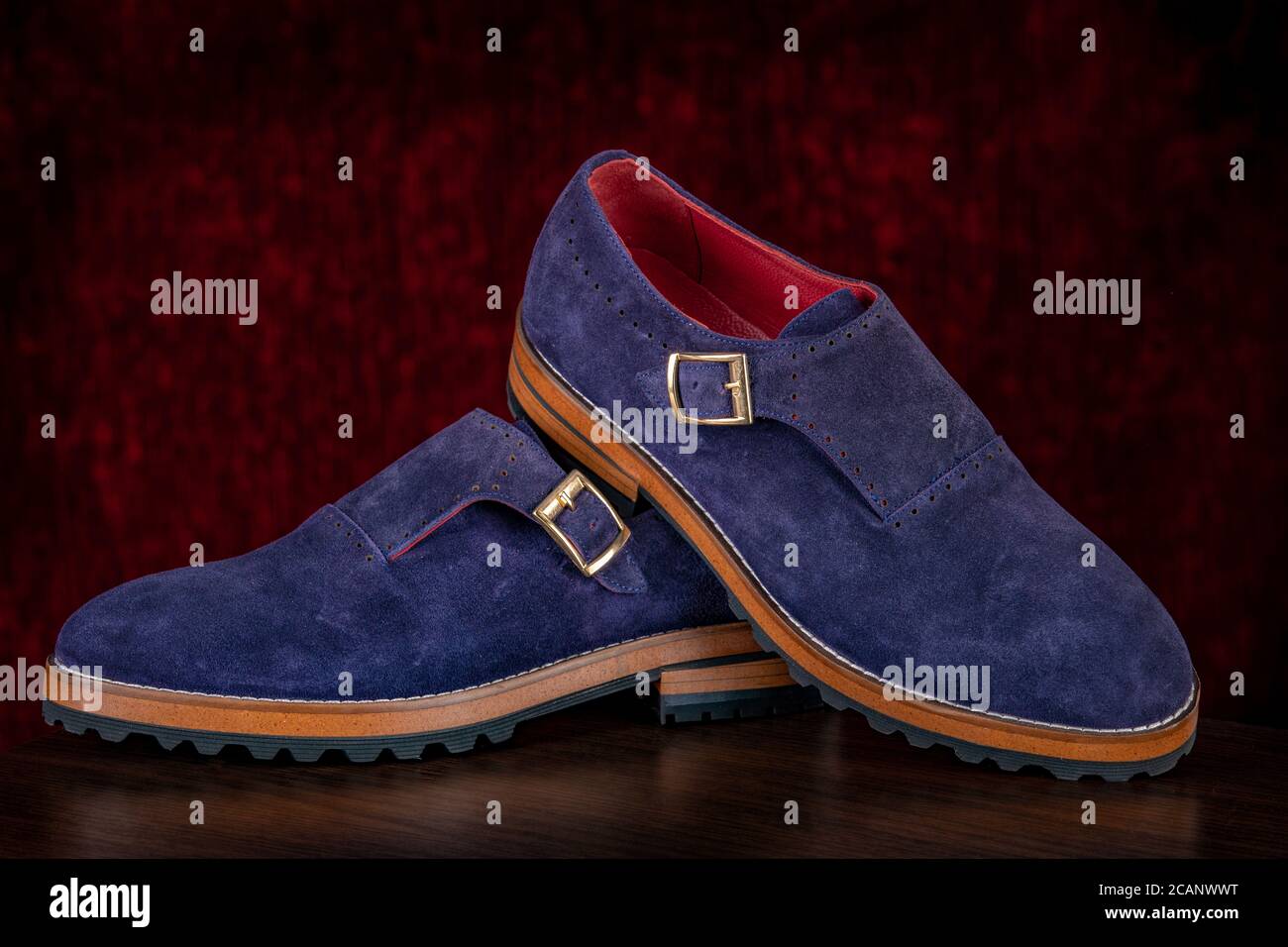 Mocasines de piel azul para hombre sobre fondo rojo. Zapatos elegantes para  hombre Fotografía de stock - Alamy