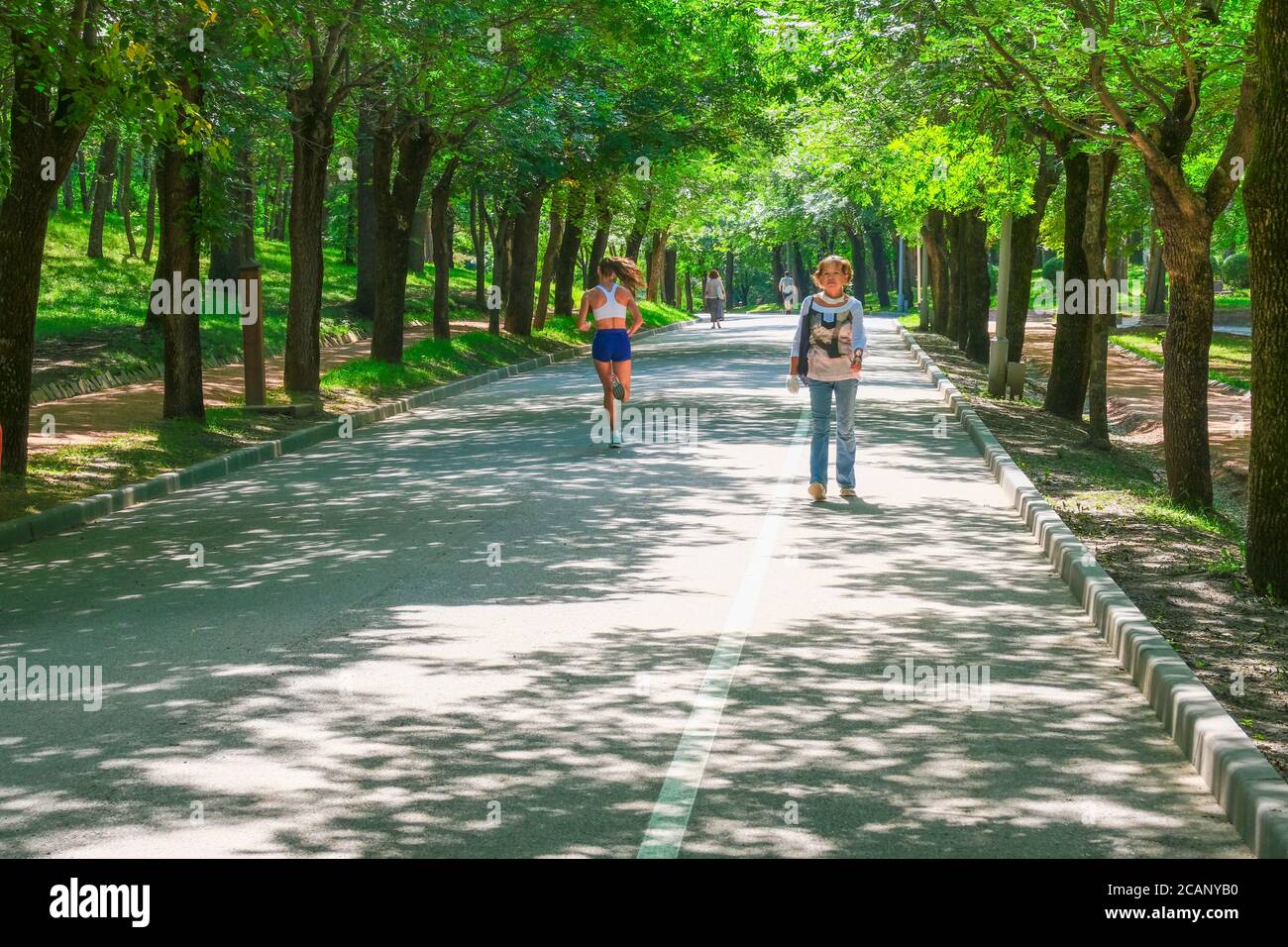 estilo de vida activo. jóvenes y mayores. Jogging in ancianity or outdoor activity Concept, Kislovodsk, Rusia, 4 de agosto de 2020 Foto de stock