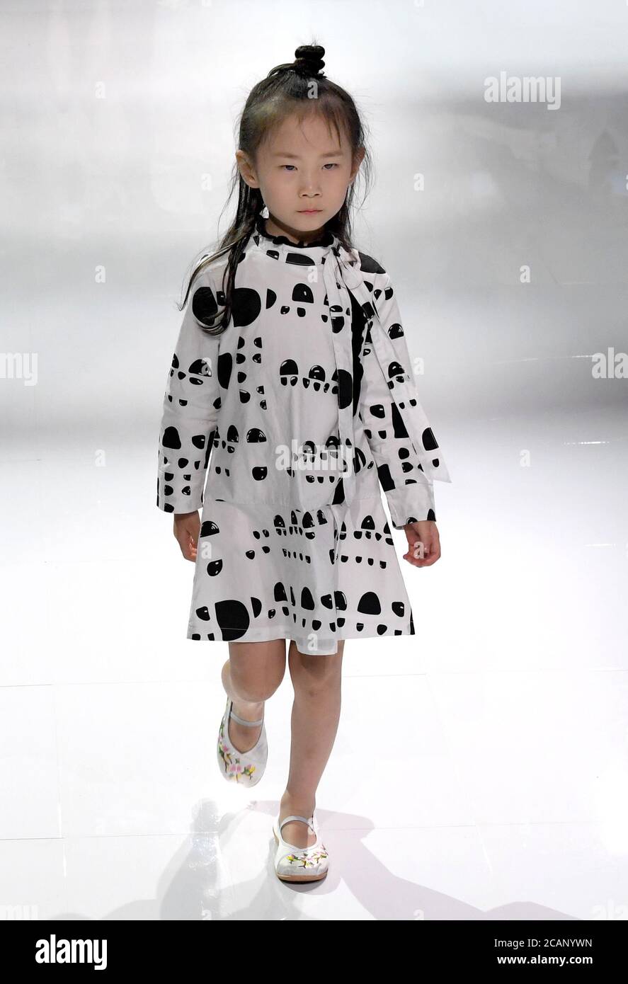 200808) -- XINMI, 8 de agosto de 2020 (Xinhua) -- UN modelo joven presenta  un diseño de ropa para niños durante un evento de la Semana de la Moda  graduada de China (