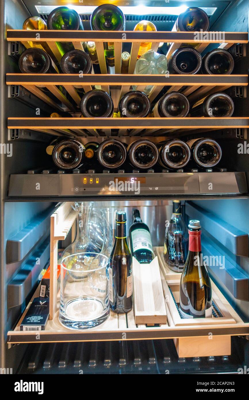 una nevera de vino con control de temperatura Fotografía de stock - Alamy