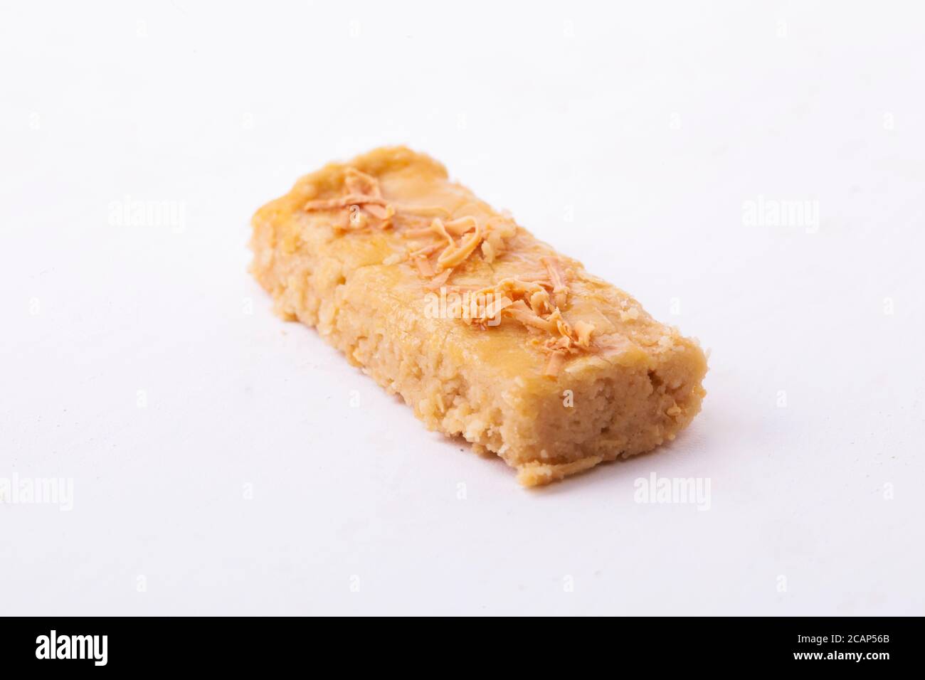 Kaasstengels o Kastengel Kue Keju o galletas de varilla de queso de Indonesia holandés aisladas sobre fondo blanco Foto de stock