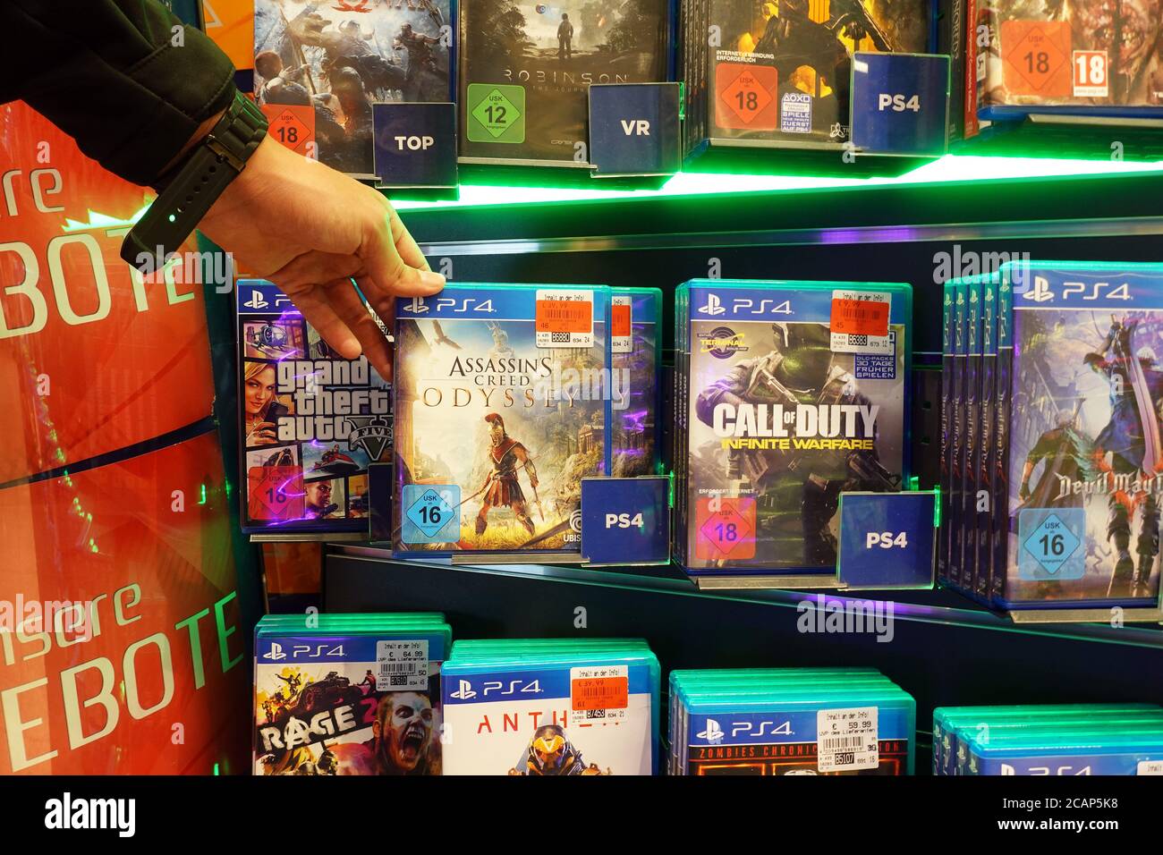 Juego de Assassin's Creed para PS4 en una tienda Foto de stock