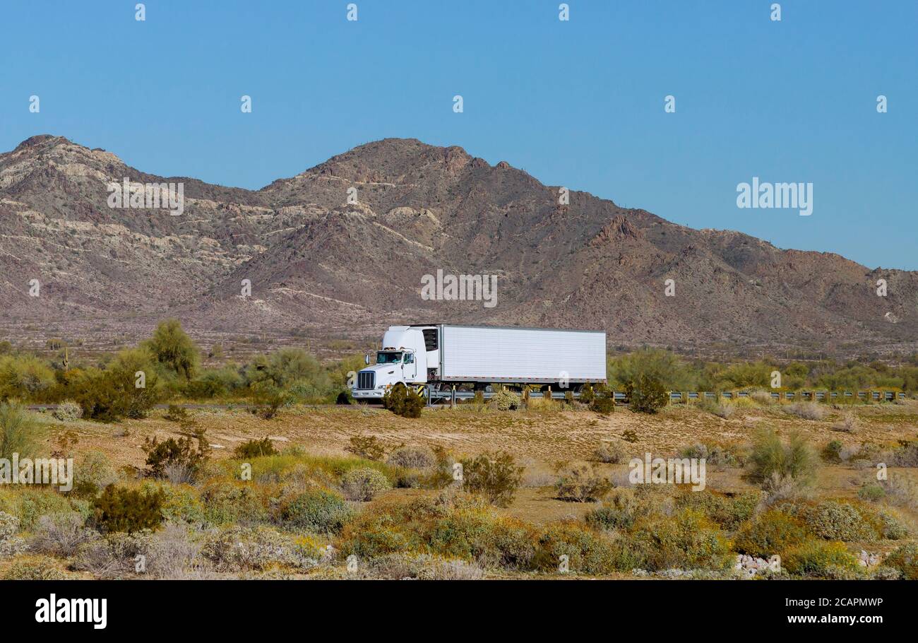 American hacer gran equipo semi camión transporte de reefer rápido Autopista de montaña EE.UU Foto de stock