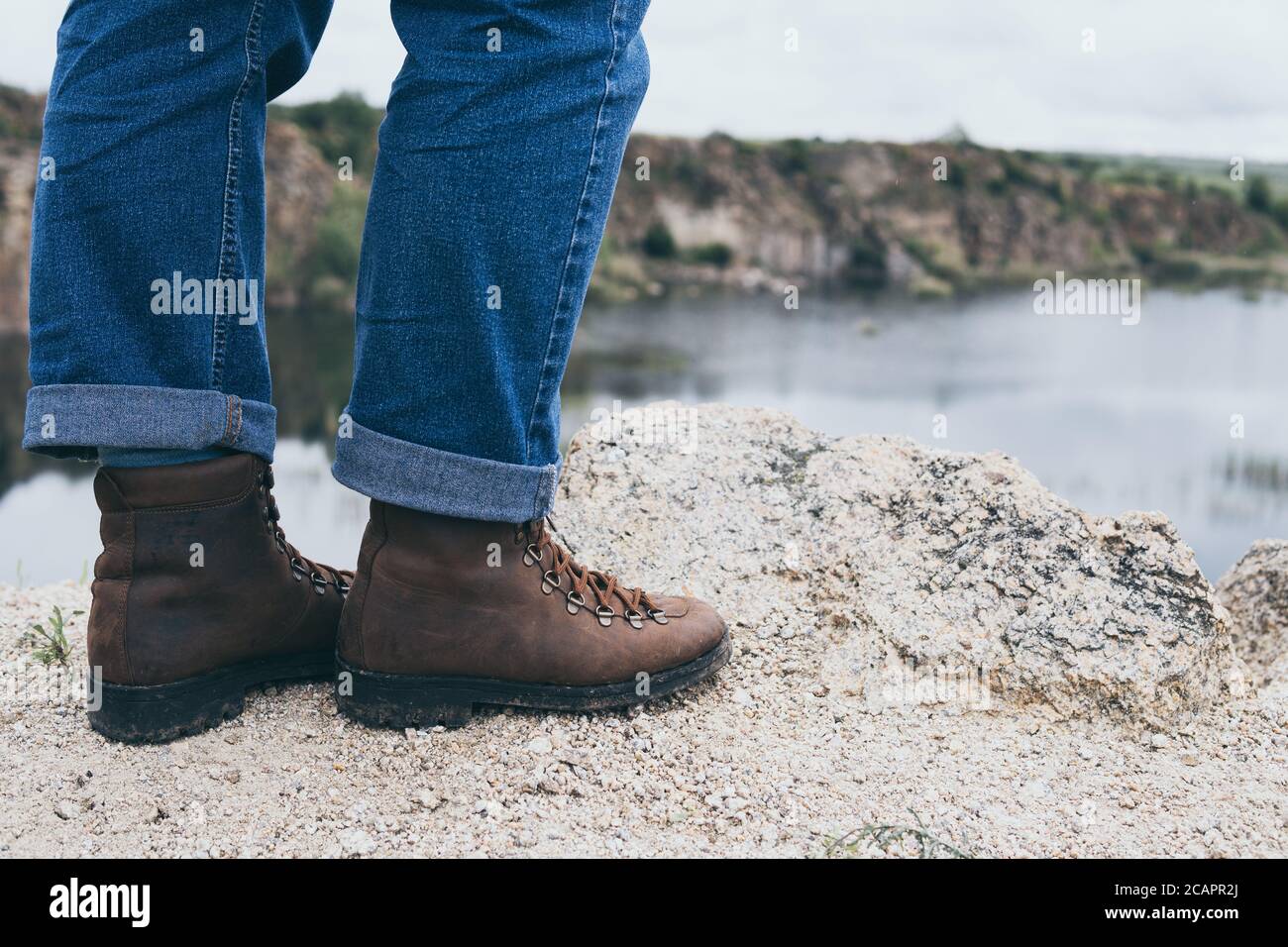 recibir Listo Contradecir Botas de cuero vintage femeninas de pie en la montaña rocosa Fotografía de  stock - Alamy