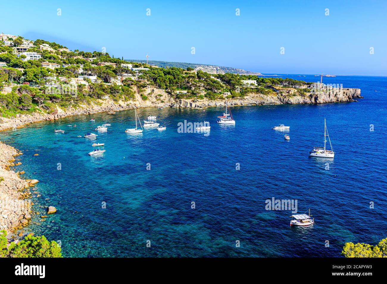 Santa Ponsa, Mallorca, España. Vista sobre el mar con barcos, veleros, montañas, cielo azul Foto de stock