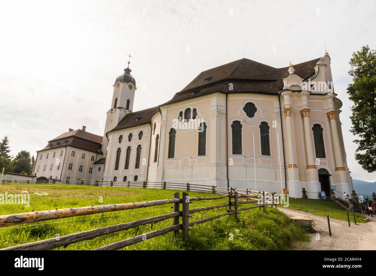 Wies, Alemania. La Iglesia de peregrinación de Wies (Wieskirche), una  iglesia rococó oval situada en las estribaciones de los Alpes, Baviera. Un  lugar declarado Patrimonio de la Humanidad Fotografía de stock -