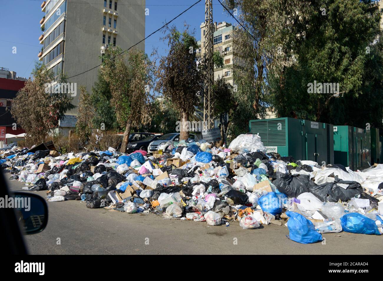 LÍBANO, Beirut, durante 3 semanas no se recogen los residuos / LIBANON, Beirut, seit 3 Monaten wird der Müll nicht abgeholt Foto de stock