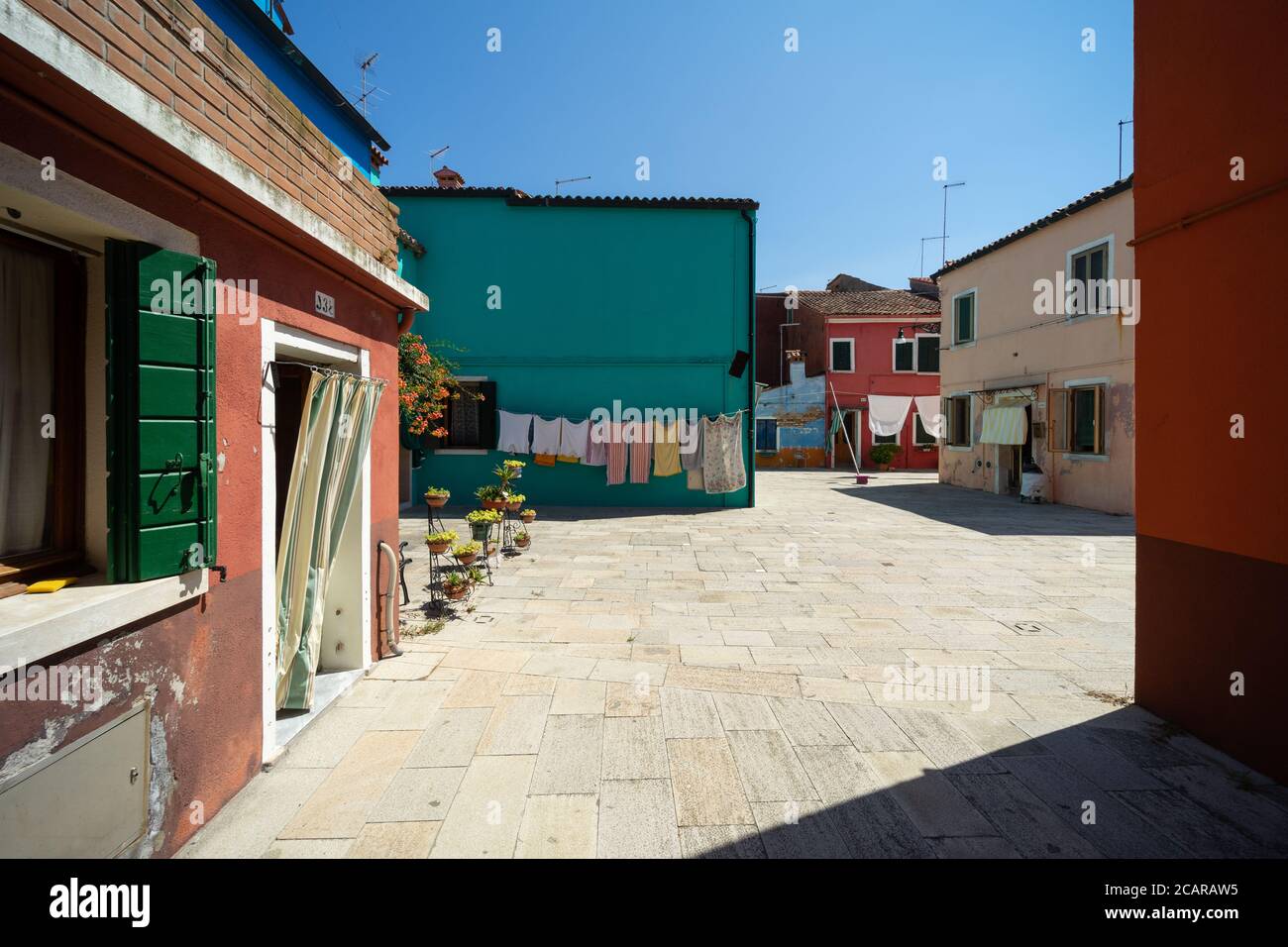 Isla Burano, Laguna veneciana, Venecia, Italia, hogar de pescadores verde de colores vivos en el centro de la ciudad Foto de stock