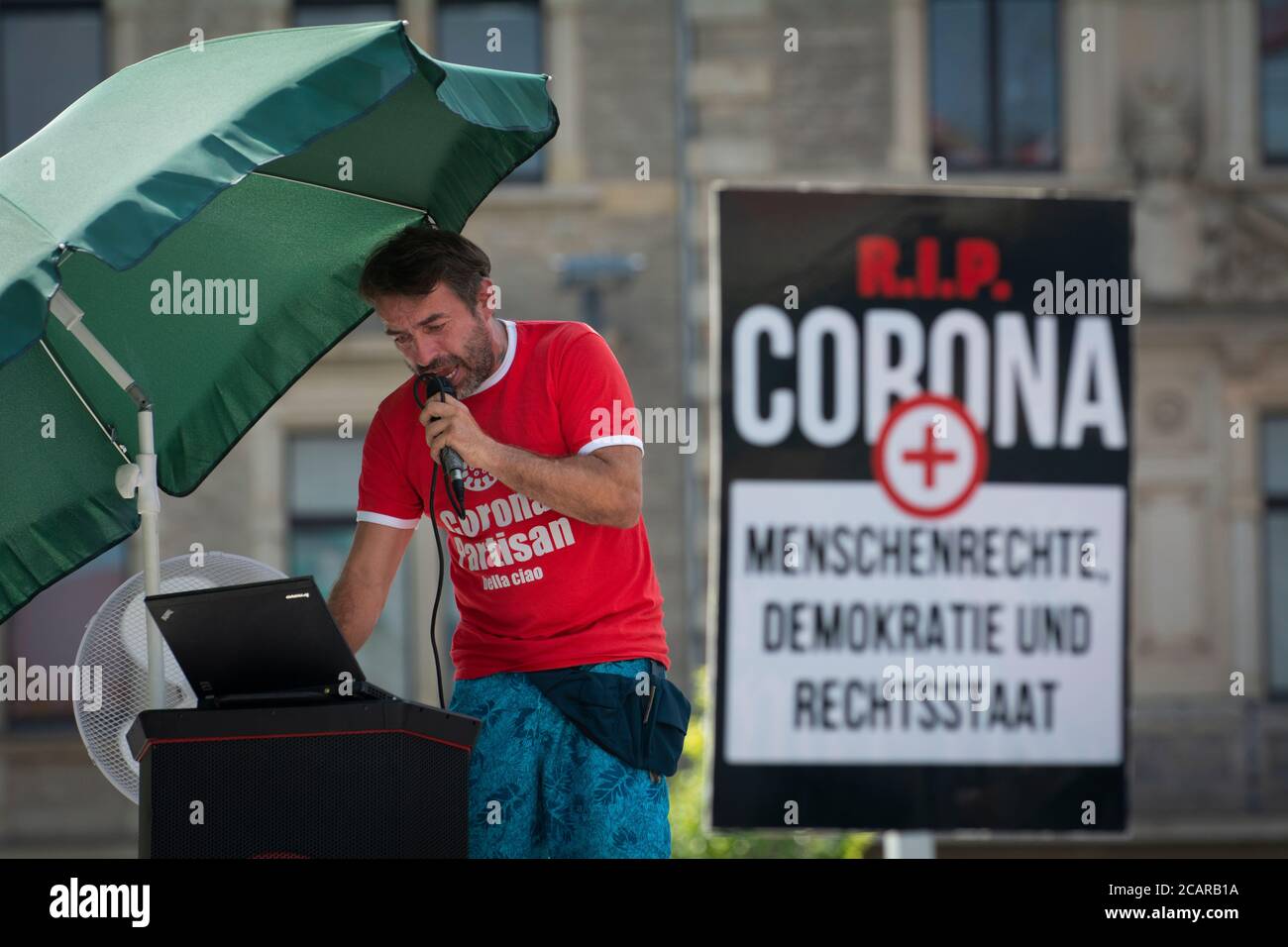 Sven Liebich en el mitin semanal en Halle (Saale) contra las restricciones de la pandemia de Corona en Alemania. Foto de stock