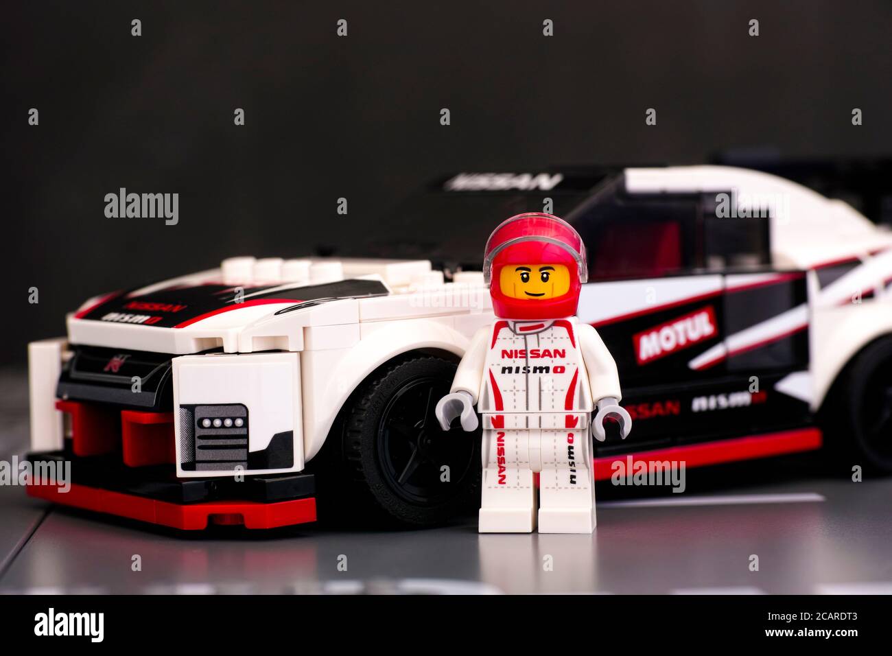 Tambov, Federación Rusa - Junio 25, 2020 Lego Nissan GT-R NISMO conductor  minifigure con su coche por LEGO Speed Champions. Fondo negro Fotografía de  stock - Alamy