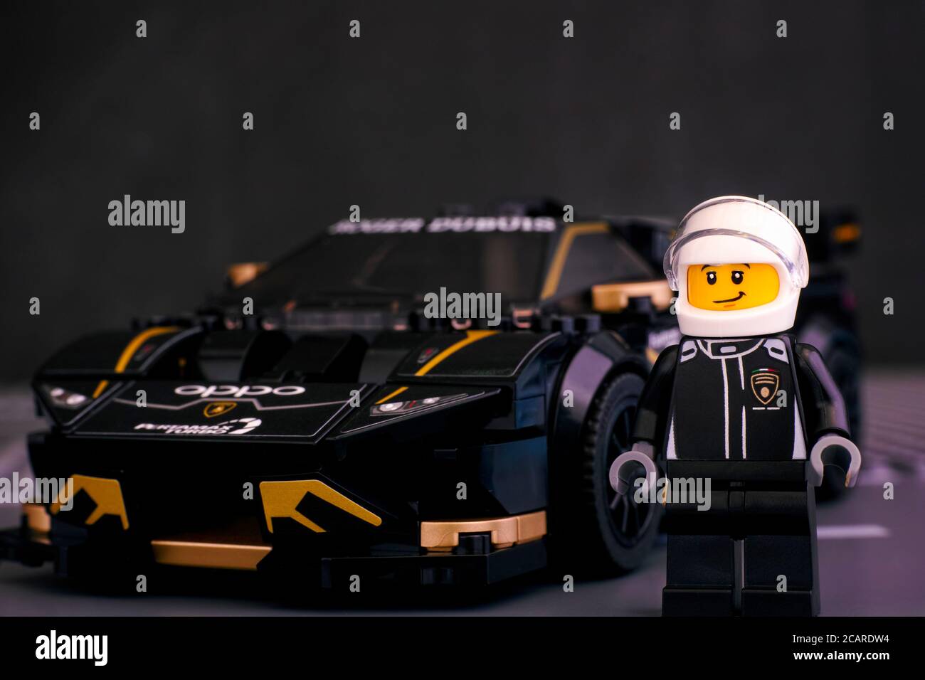 Tambov, Federación Rusa - Junio 25, 2020 Lego Lamborghini Huracan Super  Trofeo EVO coche y su conductor minifigure por LEGO Speed Champions  Fotografía de stock - Alamy