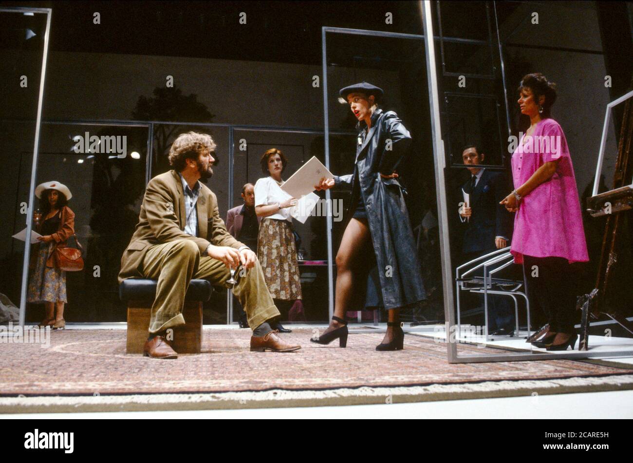 centro, l-r: Clive Russell (Stephen), (atrás) Harriet Walker (Biddy), Adie Allen (Jean) en TRES AVES QUE SE PELEAN EN UN CAMPO por Timberlake Wertenbaker en el Royal Court Theatre, Londres SW1 10/09/1991 diseño: Sally Jacobs iluminación: Rick Fisher director: Max Stafford-Clark Foto de stock