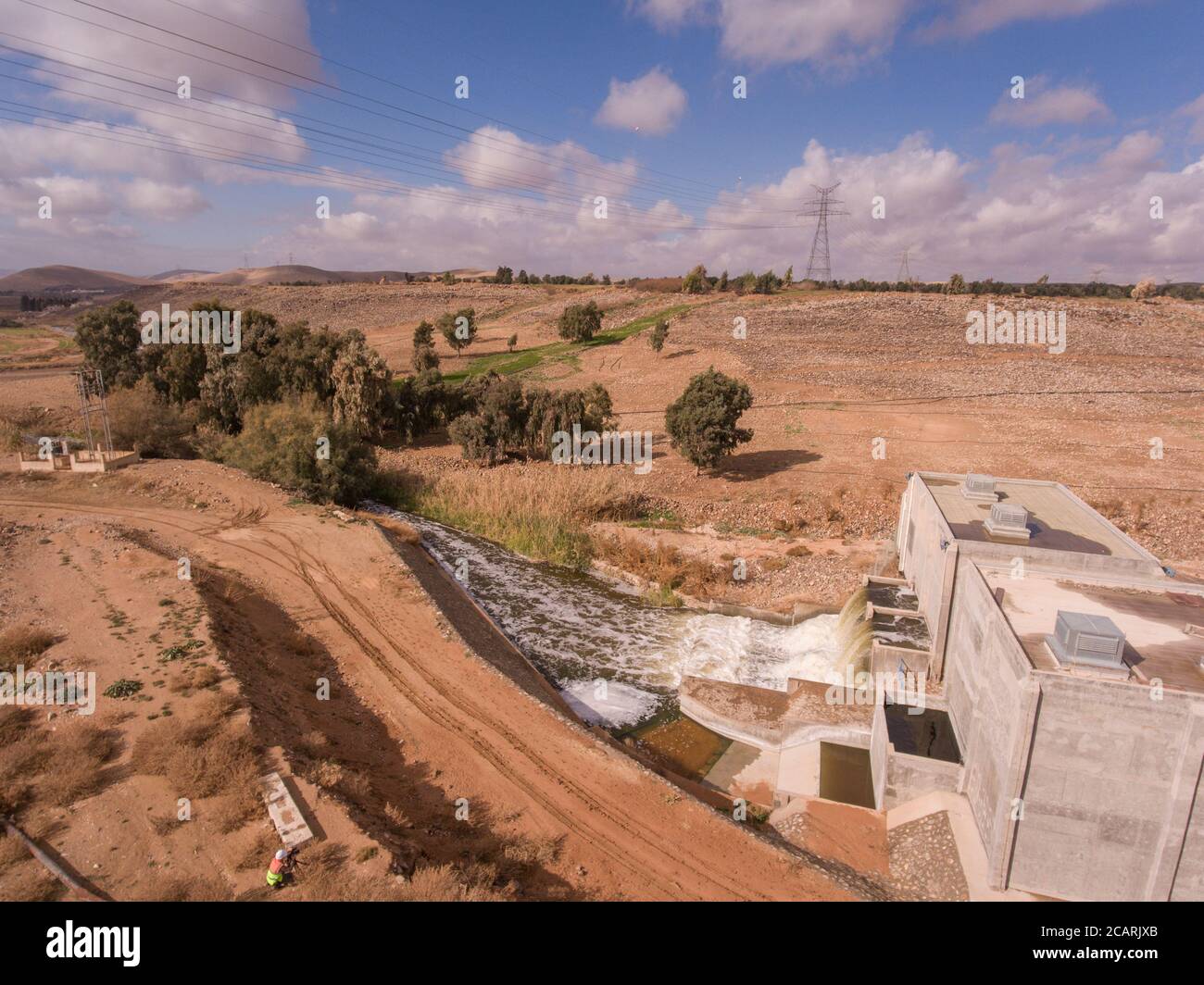 El agua limpia y tratada fluye desde la planta de tratamiento de aguas residuales de AS-Samra en Zarqa, Jordania. Foto de stock