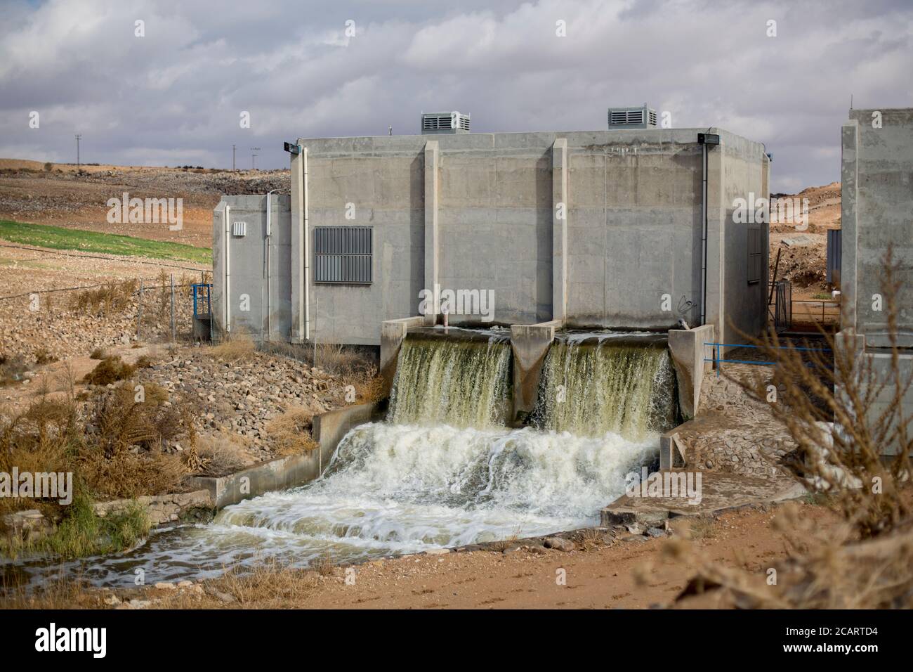 El agua limpia y tratada fluye desde la planta de tratamiento de aguas residuales de AS-Samra en Zarqa, Jordania. Foto de stock