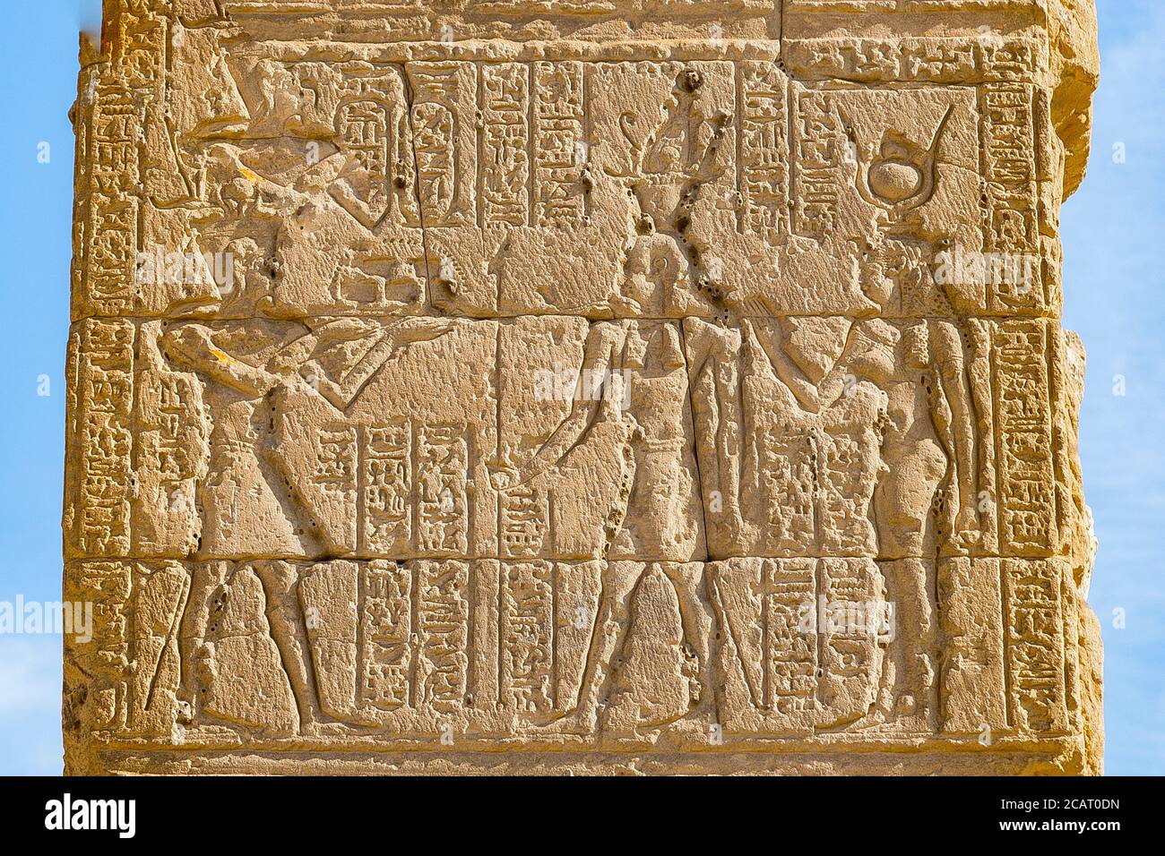 Tebas en Egipto, Deir el Chelwit, templo de Isis, Ptolemaico y período romano. Una puerta monumental. Domiciano ofrece comida a dios Geb y a la diosa Nut. Foto de stock