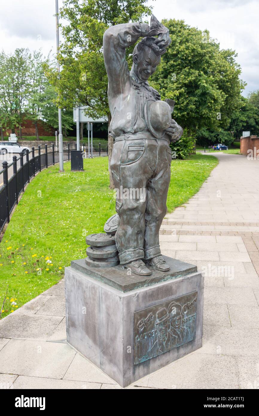 Estatua de Stan Laurel (Laurel & Hardy), Princes Street, Bishop Auckland, Condado de Durham, Inglaterra, Reino Unido Foto de stock