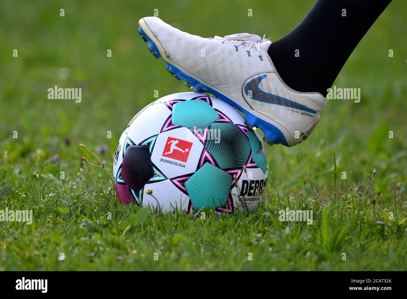 Motivo de borde, piernas con detalle, zapatillas de fútbol Nike, pie en el  balón oficial del partido de la temporada de Derbystar BUNDESLIGA 2020/21.  Fútbol, temporada 2020/21 SV Heimstetten-FC Augsburg 0-9, el