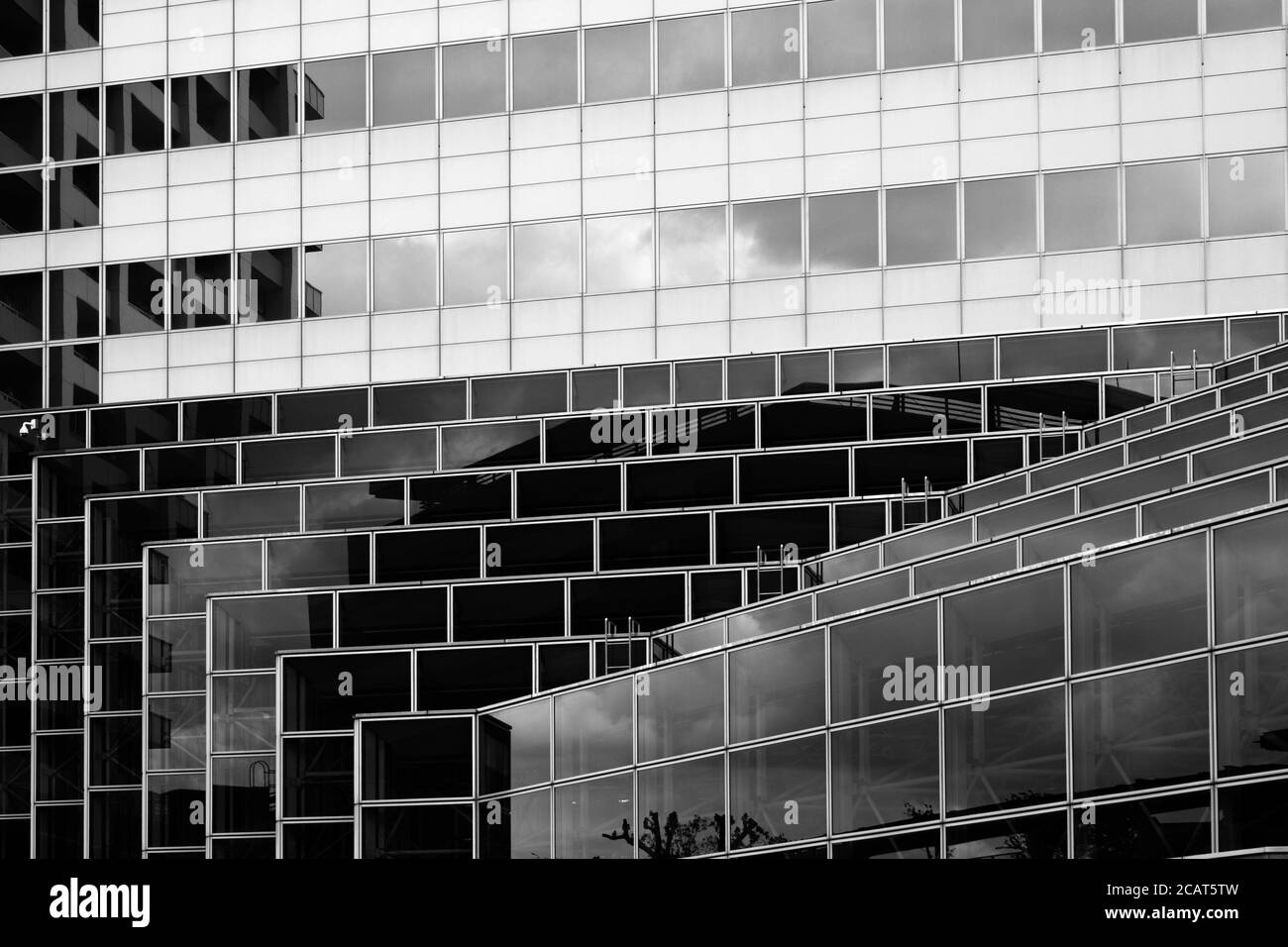 La pared de un edificio construido de vidrio Foto de stock