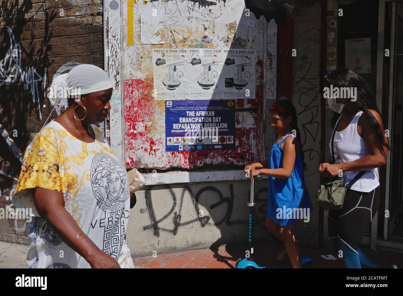 Peckham   Londres (Reino Unido), agosto de 2020: La gente pasa por delante de un cartel anunciando el "día de la emancipación de Afrikan" en el se de Londres. El día de la emancipación se celebra anualmente Foto de stock