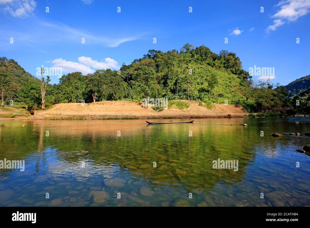 Vista natural del río Sangu. Bandarban, Bangladesh. Foto de stock