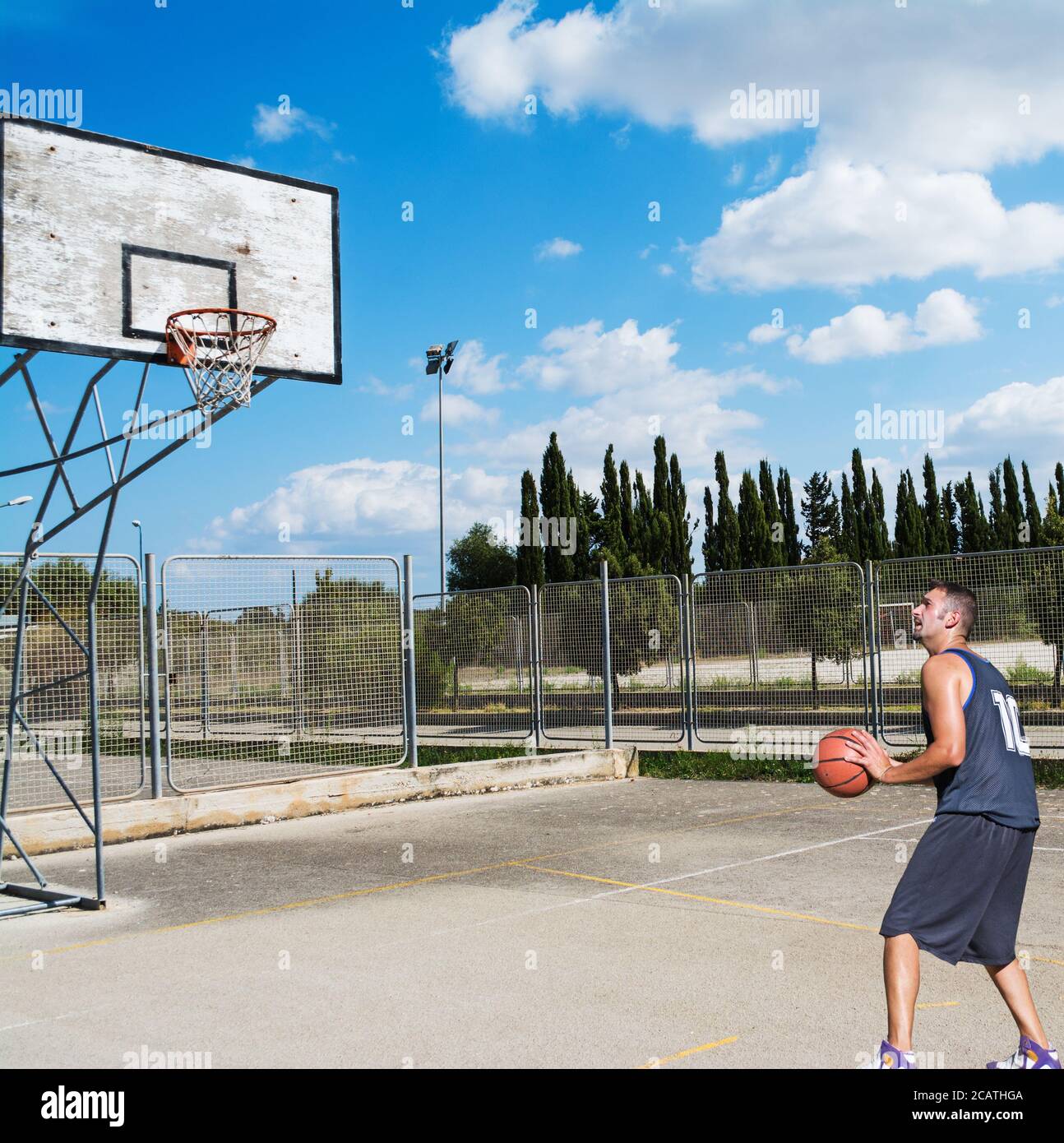 jugador de baloncesto en posición de triple amenaza Fotografía de stock -  Alamy