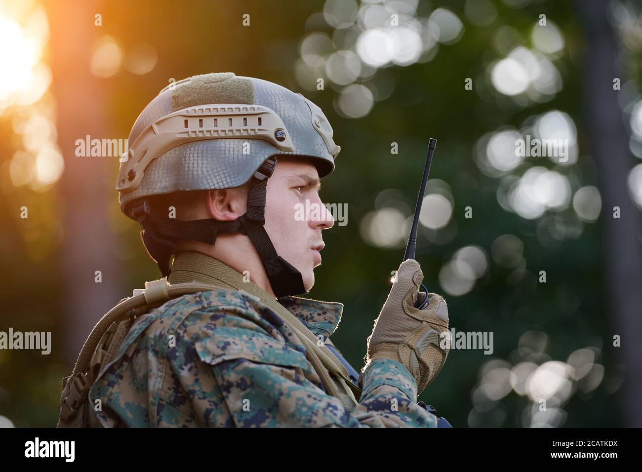 Comandante del soldado de guerra moderna Oficial de radio portátil hablando  y dar órdenes Escuadrón de subdivisión Fotografía de stock - Alamy