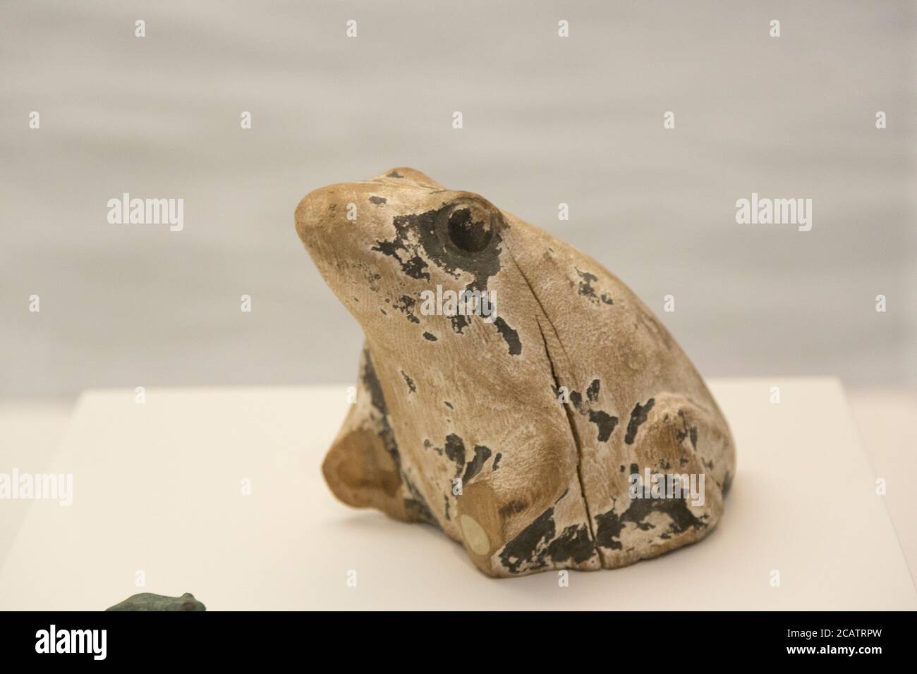 Exposición "el reino animal en el antiguo Egipto", organizada en 2015 por el Museo del Louvre en Lens. Estatuilla de una rana. Foto de stock