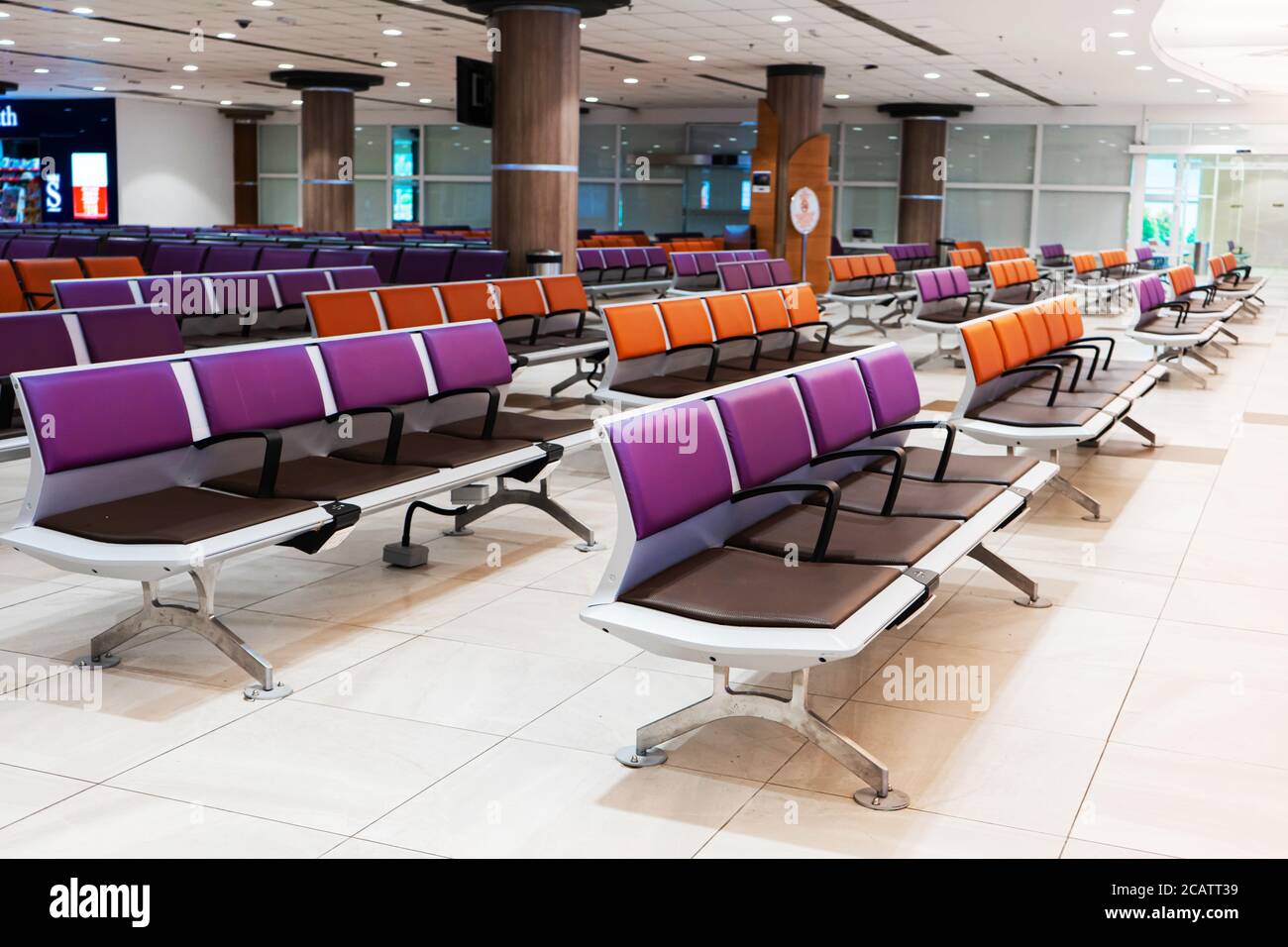 Vaciar el edificio del aeropuerto internacional durante una pandemia. Filas de asientos vacías en la sala del aeropuerto Foto de stock