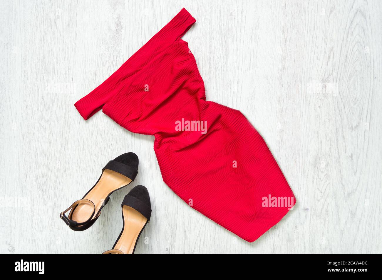 Vestido rojo con hombros bajados, zapatos negros. Concepto de moda  Fotografía de stock - Alamy