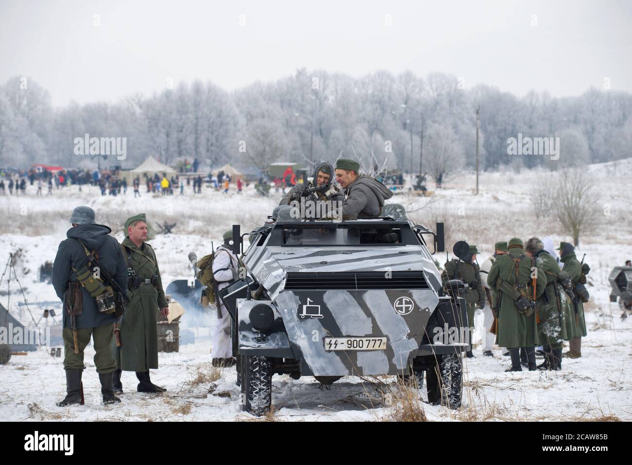 LENINGRAD REGION, RUSIA - 14 DE ENERO de 2018: Participantes en el festival histórico militar 'Thunder Enero' en la forma de soldados Wehrmacht befo Foto de stock