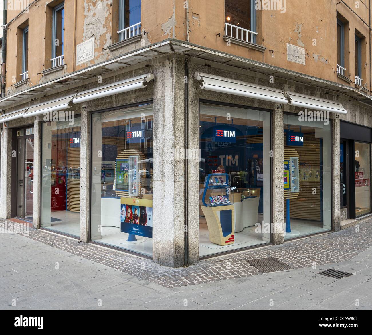 Ferrara, Italia. 6 de agosto de 2020. La ventana de la tienda de la Marca TIM en el centro de Ferrara, Italia Foto de stock