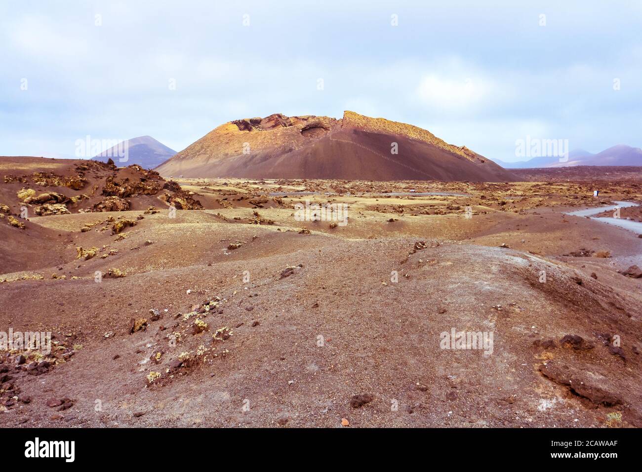 Paisaje volcánico árido con el volcán el Cuervo en el parque natural de los Volcanes en Paisaje volcánico árido con el volcán el Cuervo en el parque natural de los Volcanes en