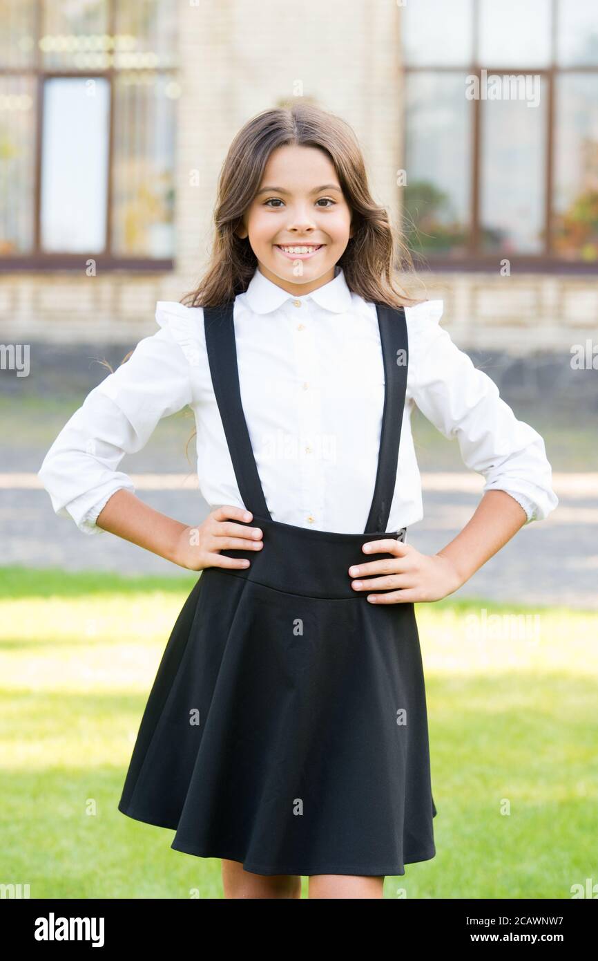 Niño en uniforme. De vuelta a la escuela. Feliz moda infantil. Educación y  conocimiento. Ir a la escuela. Colegio privado de alumnos perfecto. Cumplir  con el año escolar. Feliz día de los