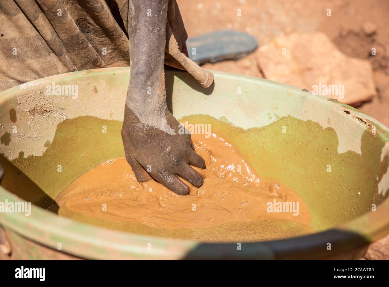 En busca de manchas de oro en una mina a pequeña escala familiar, distrito de Moroto, Uganda Foto de stock