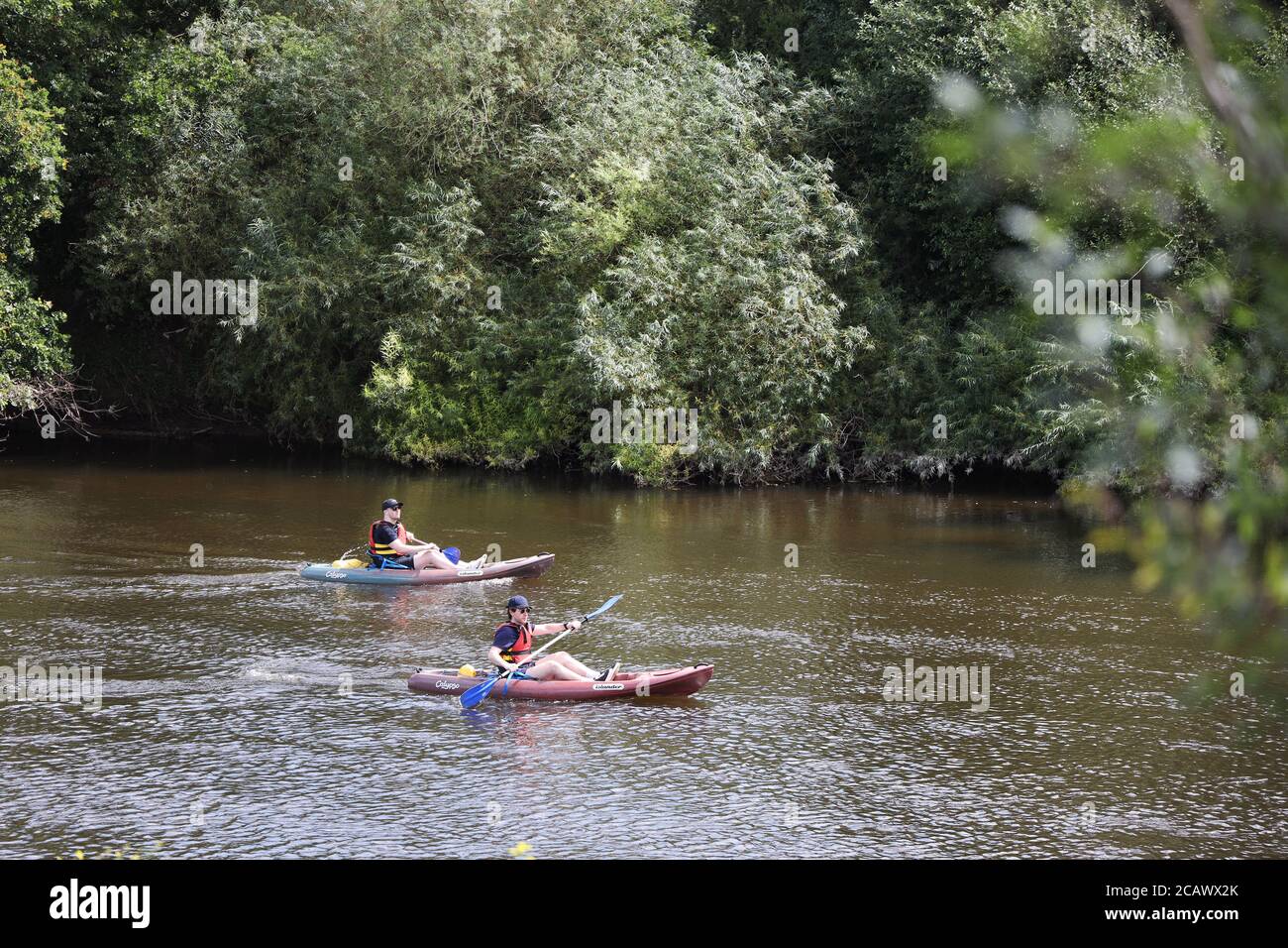Piragüismo en el río Severn, Bridgnorth, Shropshire, reino unido Foto de stock