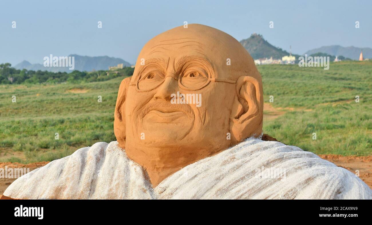 Pushkar, Rajasthan, India, 9 de agosto de 2020: El artista de arena Ajay Rawat hizo una escultura de Mahatma Gandhi para marcar el August Kranti Diwas (día de la Revolución), en Pushkar. El 9 de agosto de 1942, Gandhi pidió un movimiento de masas para exigir la retirada británica de la India. Crédito: Sumit Saraswat/Alamy Live News Foto de stock