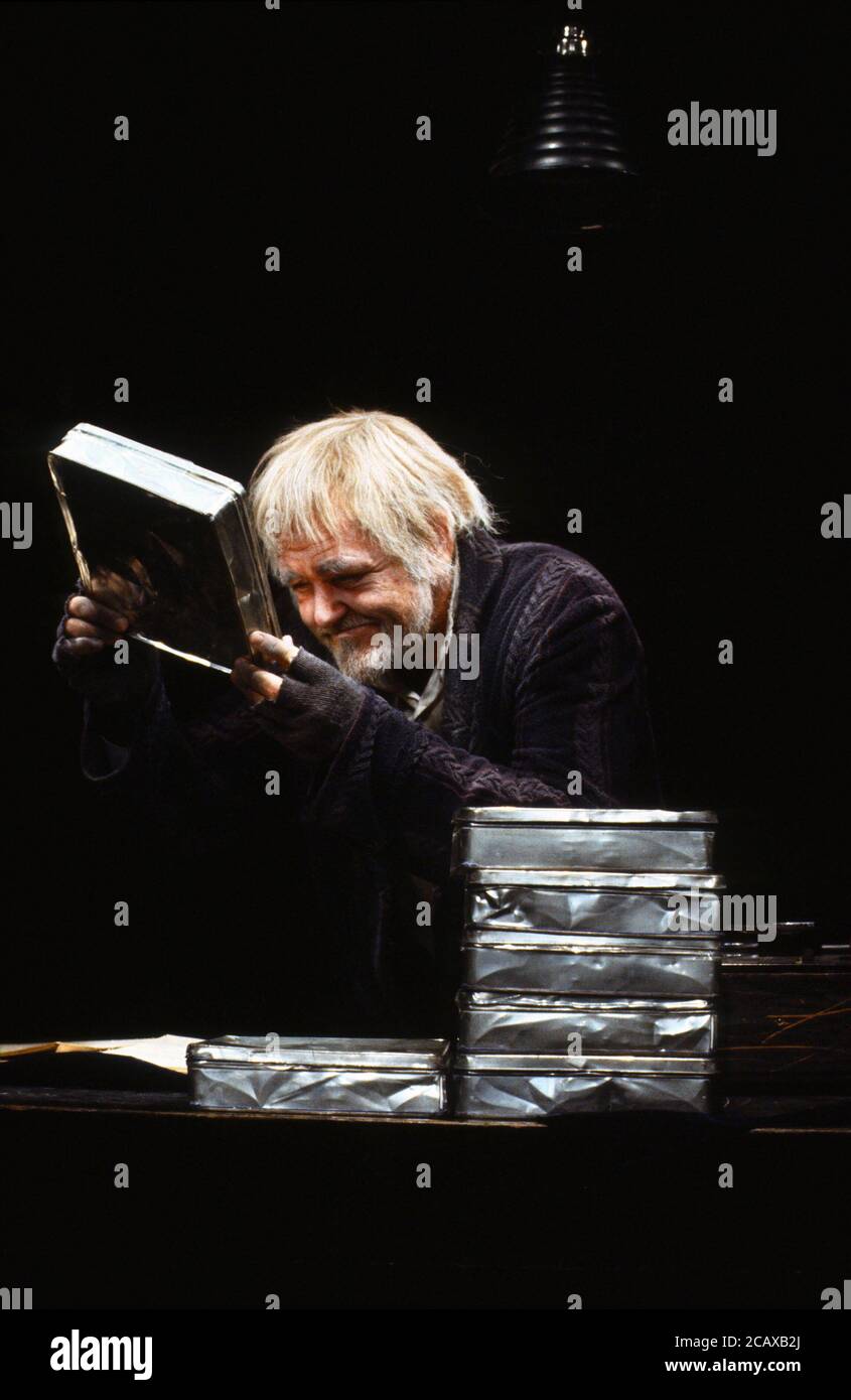 ÚLTIMA CINTA DE KRAPP por Samuel Beckett Diseño del conjunto: Gerhard Trimpin, John Lovell & Rick Cluchey vestuario: Teri Garcia Sutro iluminación: Bud Thorpe director: Rick Cluchey en consulta con Samuel Beckett Rick Cluchey (Krapp) San Quention Drama Workshop / Open Space Theatre, Londres W1 18/10/1978 (c) Donald Cooper Foto de stock