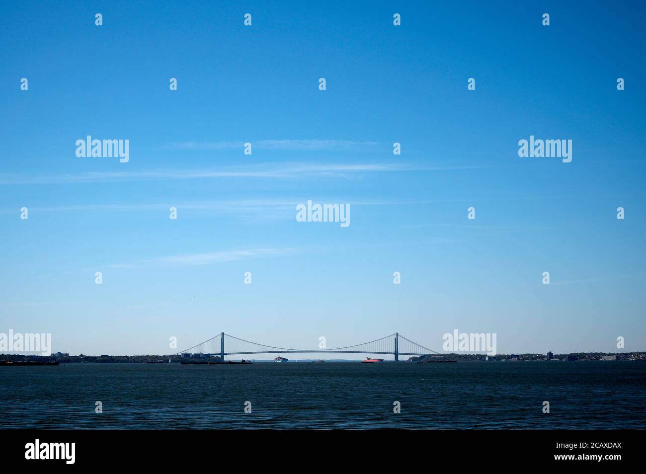 Vistas del puerto de Nueva York y del puente Verrazzano Narrows desde el Parque Estatal Liberty. Jersey City, NJ Foto de stock