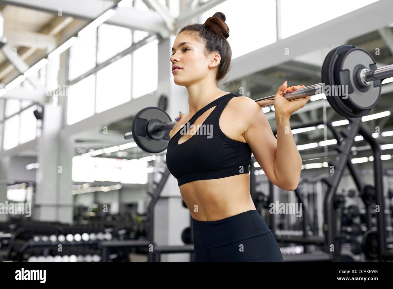 fitness mujer con cuerpo muscular hacer ejercicio con peso