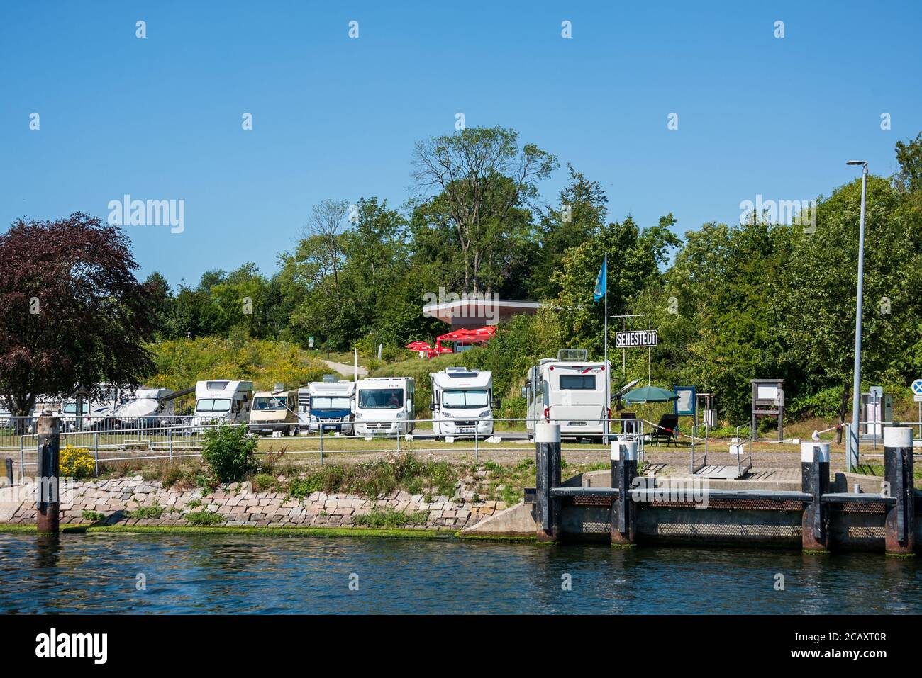 Die Kanalfähre 'Pillau' transportatiert Fahrzeuge und Personen von einem Ufer Des Kiel-Canals und das kostenlos 24 Stunden am Tag durchgehend Foto de stock