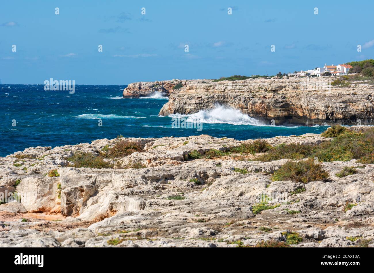Costa rocosa del oeste de Menorca, puerto de Ciutadella. Menorca, España Foto de stock