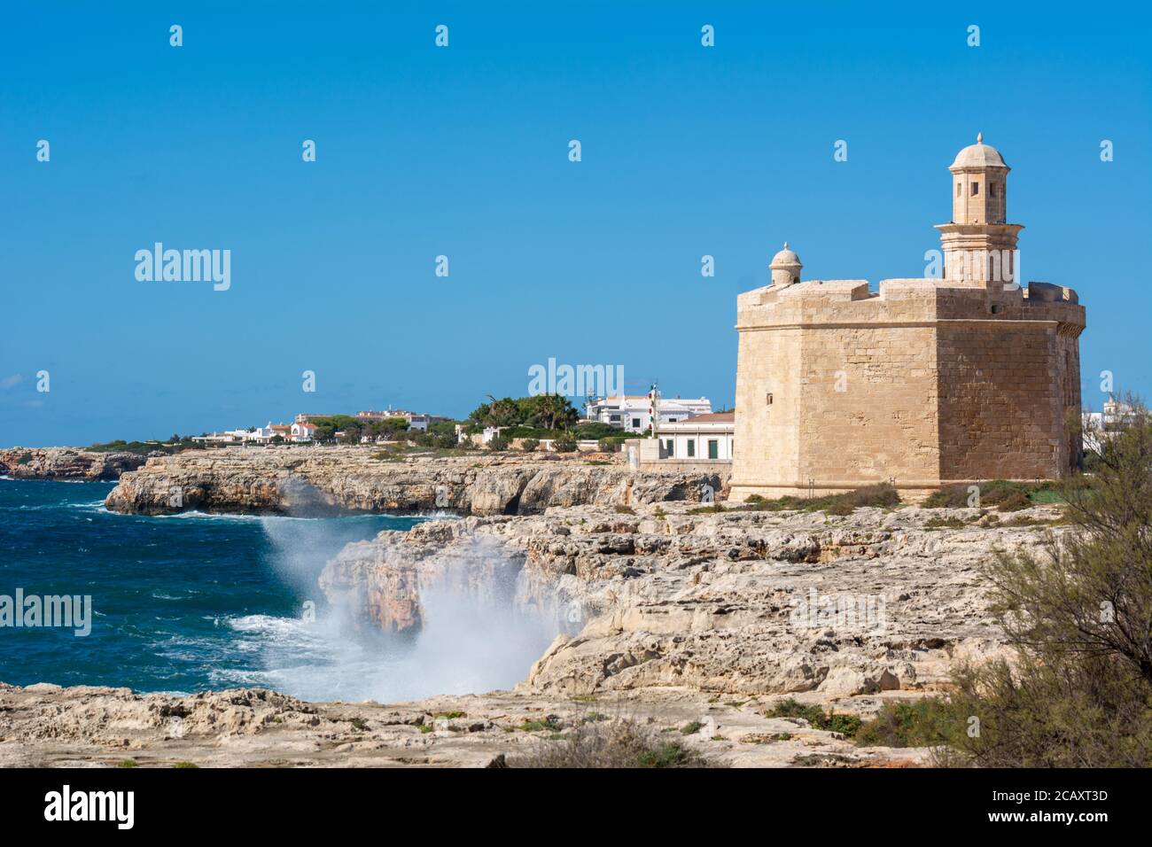 Costa rocosa del oeste de Menorca con Castell de Sant Nicolau. Puerto de Ciutadella. Menorca, España Foto de stock