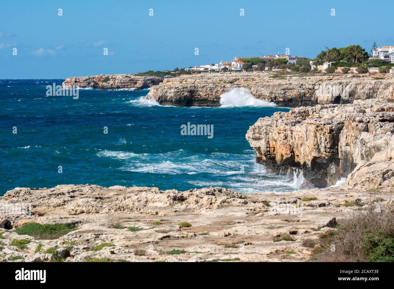 Costa rocosa del oeste de Menorca, puerto de Ciutadella. Menorca, España Foto de stock