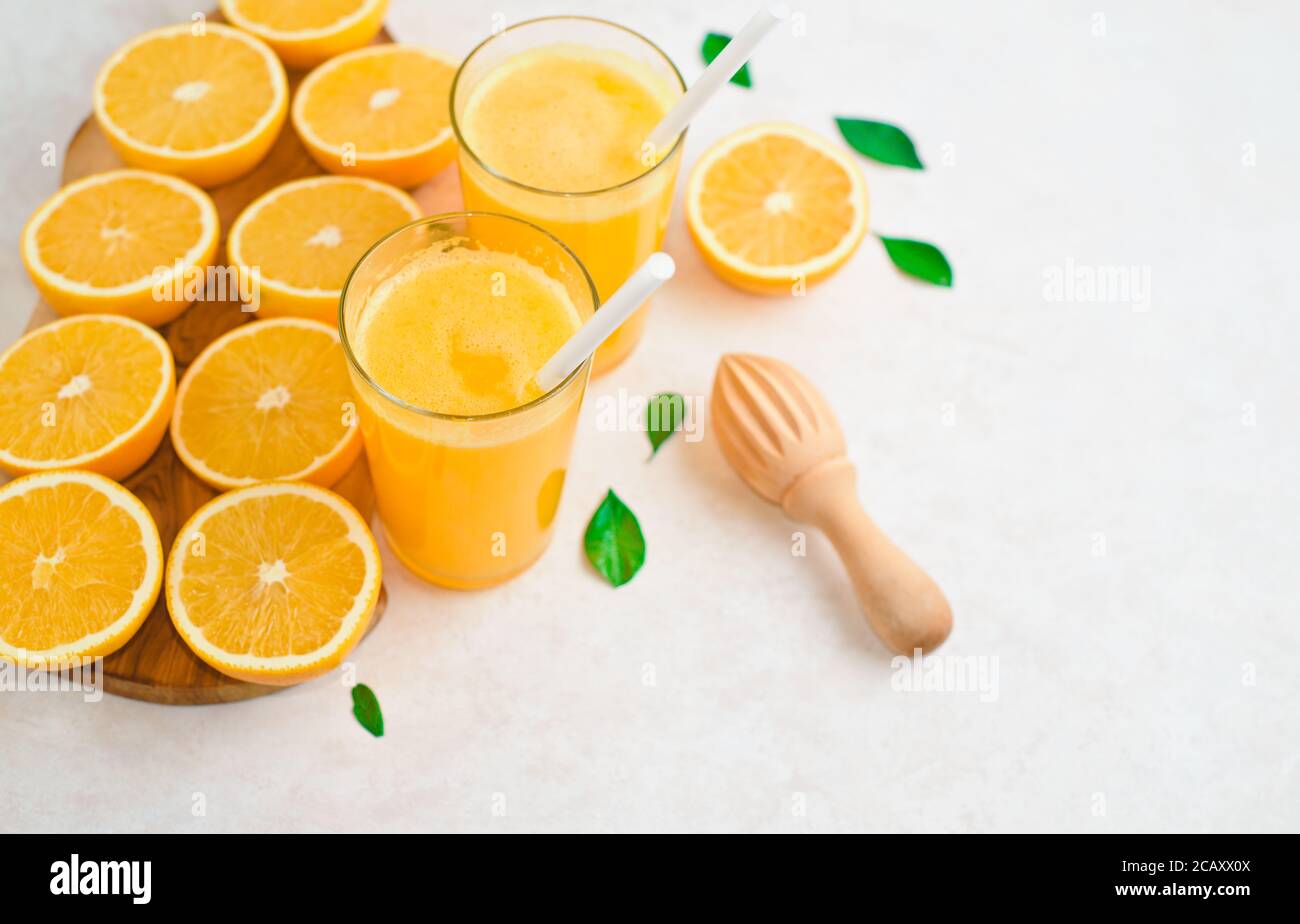 vista superior del proceso de elaboración de zumo de naranja fresco, lay plano Foto de stock
